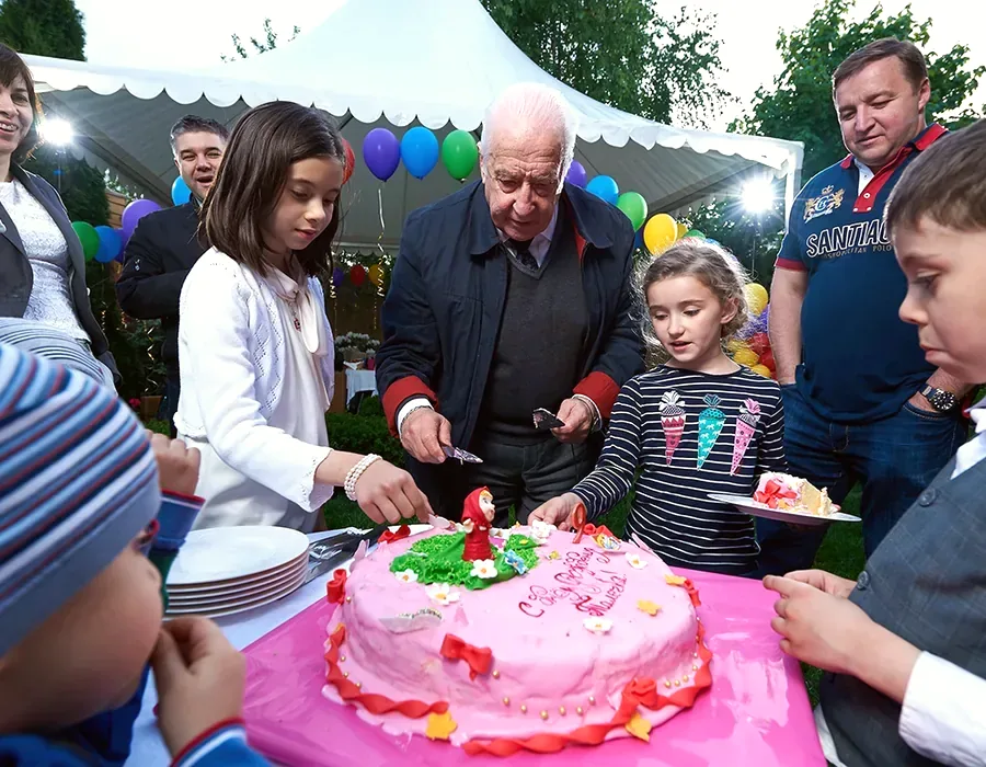 Праздничная зона с угощением