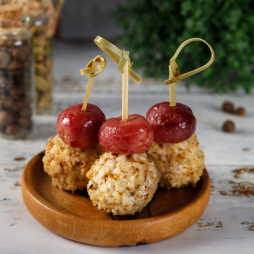 Сырные боллы с грецкими орехами, виноградом